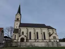 Halsbach, Pfarrkirche St. Martin am Dorfplatz, neuromanische Saalkirche, erbaut von 1885 bis 1887 (14.02.2016)