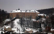 ber den Dchern von Blankenburg (Harz) thront das Schloss, das am ersten Advent mit einer leichten Schneedecke berzogen ist.
Fotografiert wurde es mit viel Tele-Zoom aus einem Sonderzug kurz vor der Ankunft im Bahnhof der Stadt.

🕓 2.12.2023 | 15:37 Uhr