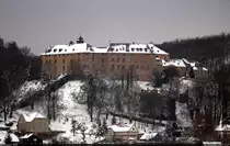 �ber den D�chern von Blankenburg (Harz) thront das Schloss, das am ersten Advent mit einer leichten Schneedecke �berzogen ist.
Fotografiert wurde es mit viel Tele-Zoom aus einem Sonderzug kurz vor der Ankunft im Bahnhof der Stadt.

🕓 2.12.2023 | 15:37 Uhr