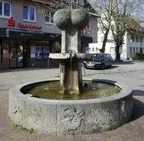 Freiburg-West, Brunnen an der Els��er Stra�e, April 2021