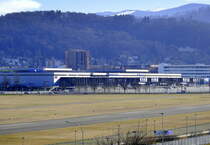 Freiburg,Teleblick vom Wolfsbuck ber den Flugplatz zur Neuen Messe, mit der Sick-Arena, Freiburgs grtem berdachten Veranstaltungsort, Feb.2022