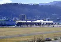 Freiburg,Teleblick vom Wolfsbuck �ber den Flugplatz zur Neuen Messe, mit der Sick-Arena, Freiburgs gr��tem �berdachten Veranstaltungsort, Feb.2022