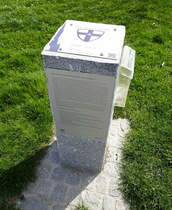 Freiburg-West, am Rand des Seeparks steht dieser GPS-Referenzpunkt, mit einer genauen Anleitung zur berprfung eines GPS-Empfngers, z.B. des Smartphons oder Navigationsgertes, Mrz 2023