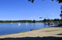 Freiburg-Tunisee, der ehemalige Baggersee liegt am Nord-Westrand der Stadt und ist ein Naherholungsgebiet mit Campingplatz und Wasserski-Anlage, fr  Mutige , Aug.2022
