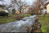 Hochwasser der Uffe in Bad Sachsa. ber Weihnachten lie der viele Regen das kleine Flsschen ber die Ufer treten. Danach sank der Pegel wieder langsam, vor vielen Husern in der Uffestrae lagen jedoch noch Sandscke.

🕓 27.12.2023 | 10:28 Uhr