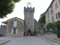Montbrun-les-Bains, Tour Horloge, Zinnenturm mit einer gusseisernen Laterne (22.09.2017)