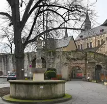Remagen, Pfarrkirche St. Peter- und Paul, altes Pfarrtor - 16.12.2023