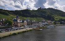 Blick von der Moselbrcke auf Bernkastel-Kues und die Burgruine Landshut, 08-2023