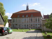 Goldberg, Rathaus in der Lange Strae, erbaut von 1828 bis 1832 mit neugotischen Dachreiter (17.09.2012)