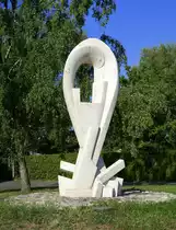 Biesheim im Oberelsa�, Kunstwerk im Bereich des Sportstadions, Aug.2023