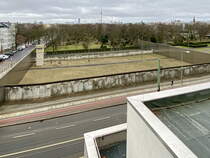 Ein Teil des Grenzstreifens gesehen vom Aussichtsturm an der Gedenksttte Bernauer Str. am 13. Januar  2024 in Richtung Bernauer Str.