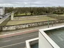 Ein Teil des Grenzstreifens gesehen vom Aussichtsturm an der Gedenkst�tte Bernauer Str. am 13. Januar  2024 in Richtung Bernauer Str.