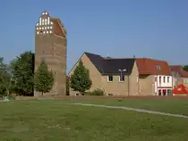 Malchin, Fangelturm, 35 Meter hoher Turm der ehem. Stadtbefestigung, erbaut im 15. Jahrhundert (16.09.2012)