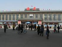 Bahnhofsgeb�ude in Xi'an. Die Bahnsteige kann man nur mit einer g�ltigen Fahrkarte betreten. Das Gep�ck wird durchleuchtet. April 2006