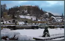Das barocke Schloss Blankenburg ist das Wahrzeichen der gleichnamigen Stadt im Harz. Unterhalb des Schlosses erstreckt sich der Schlossgarten. Rechts sind die Fachwerkh�user der Altstadt zu erkennen. Am 03.12.2023 pr�sentiert sich die Szenerie passend zur Adventszeit tiefverschneit.