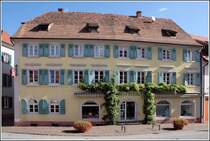 Riegel am Kaiserstuhl. Gegen�ber dem Rathaus befindet sich in diesem schmucken Geb�ude eine Apotheke. 13.08.2008