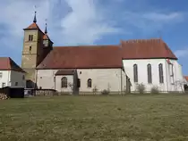 Auhausen, ehem. Klosterkirche St. Maria und St. Godehard, dreischiffige romanische Basilika mit gotischem Chor, erbaut ab 1120, S�dturm erbaut 1334 (18.03.2015)