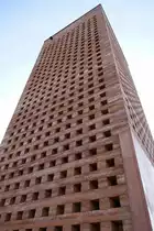 Neuenburg am Rhein, die auff�llige Fassade des Bertholdturmes besteht aus durchl�chertem, eingef�rbtem Stampfbeton, Sept.2023 