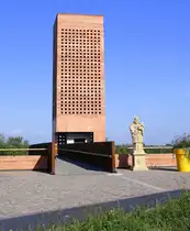 Neuenburg am Rhein, Blick �ber den M�nsterplatz zum Bertholdturm und der Sandsteinfigur des Hl.Johann Nepomuk von 1739, rechts, Sept.2023