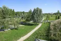 Neuenburg am Rhein, Blick von der Aussichtsterrasse am Altrhein auf einen Teil des Landesgartenschaugel�ndes von 2022, Sept.2023