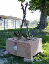 Neuenburg am Rhein, zwei Flu�anker am Eingang zum LGS-Gel�nde erinnern an die Flu�schiffahrt auf dem Rhein und die ehemalige Anbindung der Stadt an die bedeutende Wasserstra�e, Sept.2023