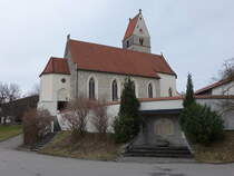 Dorfen, Pfarrkirche St. gidius, sptgotischer Saalbau aus Tuffsteinquadern, erbaut um 1500, von 1877 bis 1881 nach Westen erweitert (09.02.2016)