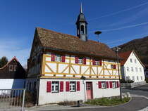 Unterzaunsbach, altes Glockenhaus, heute Gemeindehaus, Fachwerkhaus mit Haubendachreiter, erbaut 1730 (28.03.2016)