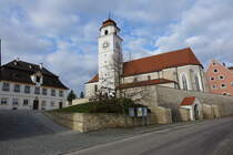 Dollnstein, Pfarrkirche St. Peter und Paul, Saalkirche mit Steildach, gotischer Chor erbaut von 1320 bis 1330, Langhaus erweitert 1842 (24.12.2014)