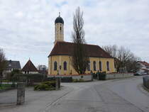 Kottgeisering, Pfarrkirche St. Valentin, Barocker Saalbau mit leicht eingezogenem dreiseitigem Chorschluss und Sdturm, erbaut bis 1774 durch Nikolaus Schtz, verlngert 1842 (12.04.2015)