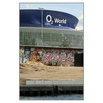 Die neue multifunktionale Veranstaltungshalle  O2 World  hinter einem Rest der Berliner Mauer an der Spree nicht weit vom Ostbahnhof. 14.08.2008 (Matthias)