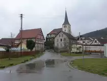 Nassach, Fachwerkh�user und evangelische Dorfkirche am Kirchberg, Chorturmkirche erbaut um 1300, Langhaus erbaut von 1806 bis 1808 (25.03.2016)