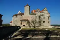 Burg Cadolzburg, viergeschossiger Sandsteinquaderbau mit steilem Satteldach, Fachwerkobergeschoss (08.03.2011)