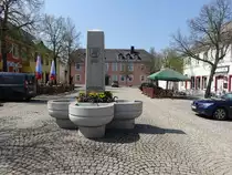 Rehau, Brunnen und H�user am Maxplatz (21.04.2018)