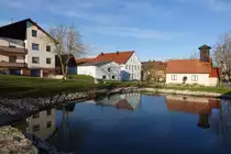 Biesenhard, H�user und kleines Feuerwehrhaus am Dorfteich (24.12.2014)