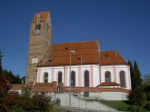 Leeder, Pfarrkirche Maria Verkndigung, verputzter Saalbau mit eingezogenem Chor, erbaut 1740 von Stephan Socher (03.10.2012)