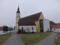 Langquaid, Pfarrkirche St. Jakob, Saalkirche mit Steildach, Turm romanisch, Langhaus sptgotisch, verlngert nach Westen 1917 (12.02.2017)