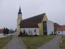 Langquaid, Pfarrkirche St. Jakob, Saalkirche mit Steildach, Turm romanisch, Langhaus sp�tgotisch, verl�ngert nach Westen 1917 (12.02.2017)