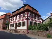 Laudenbach, Rathaus in der Obernburger Stra�e, zweigeschossiger Mansardwalmdachbau �ber hohem Kellersockel mit Fachwerkobergeschoss, erbaut 1803 (08.06.2019)