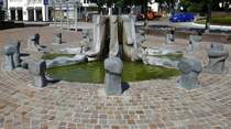 Mllheim in Baden, der Verkehrsamtsbrunnen vor dem Alten Rathaus, errichtet 1985, Knstler Leonhard Eder, Sept.2021