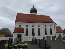 Faistenhaar, Pfarrkirche St. Peter und Paul, barocker lisenengegliederter Saalbau, erbaut von 1683 bis 1735 (17.04.2016)