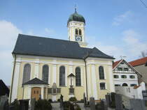 Frankenried, Pfarrkirche St. Andreas, Turmunterbau und Kern des Langhauses sptgotisch, Langhaus erbaut 1709 durch Joseph Mller, Vorhalle von 1720 (06.03.2014)