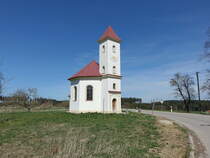 Englmannsberg, kath. Gutskapelle St. Willibald, oktogonaler Zentralbau mit sdlichem Eingangsturm, erbaut 1834 (15.04.2015)
