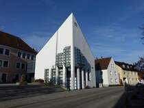 Manching, Rathaus in der Schulstrae, erbaut vom Mnchner Architekten Max Breitenhuber (25.12.2015)