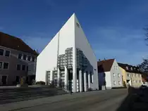 Manching, Rathaus in der Schulstra�e, erbaut vom M�nchner Architekten Max Breitenhuber (25.12.2015)