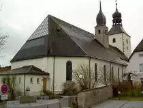 Regen, Stadtpfarrkirche St. Michael, Saalkirche mit Steildach, massiver Westturm mit Zwiebelhaube, Chor und Langhaus erbaut 1473, erneuert von 1655 bis 1657 (22.04.2012)