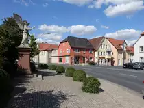 Unsleben, H�user und Denkmal am Kirchplatz (08.07.2018)