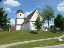 Niedermauk, Pfarrkirche St. Sebastian, Putzbau mit Satteldach, eingezogenem Dreiseitchor und n�rdlich am Chor angebautem Turm, erbaut im 14. Jahrhundert (26.05.2016)