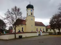 Metting, Pfarrkirche St. Johannes, erbaut im 15. Jahrhundert, barockisiert 1718 (13.11.2016)