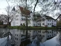 Schloss Schambach, Wasserschloss in Ziegelbauweise, erbaut ab 1200, Umbau 1550 (13.11.2016)