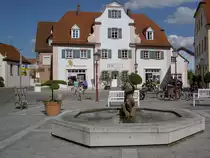 Treuchtlingen, Brunnen und H�user am Marktplatz (16.06.2013)
